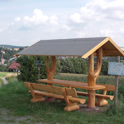 Bild vergrößern: eine frisch aufgestellte Sitzgruppe in Reichenbach am Waldrand