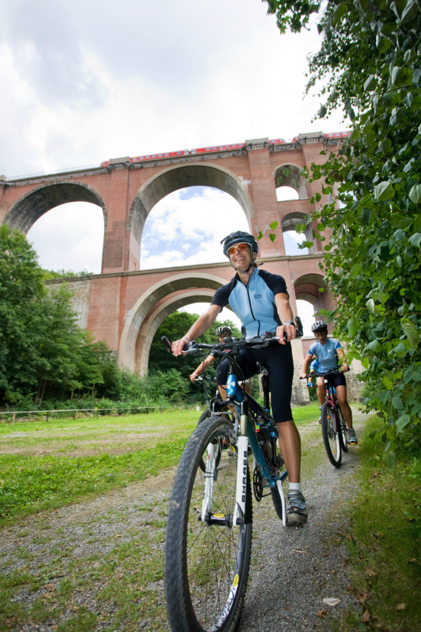 Bild vergrößern: Radfahren entlang des Elsterradweges mit Elstertalbrücke