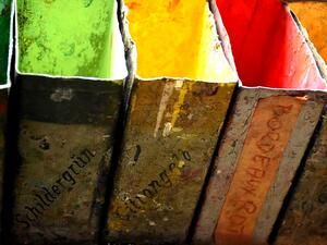 Bild vergrößern: Drei Farbbehälter beschriftet mit Schildergrün, Citrongelb, Bordeauxrot.