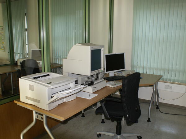 Bild vergrößern: Microfilm-Arbeitsplatz