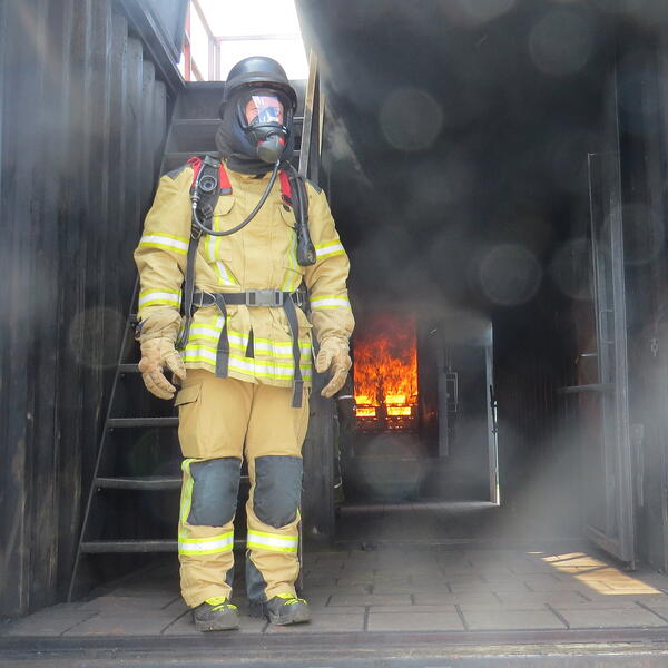 Bild vergr&ouml;&szlig;ern: Feuerwehrmann im Flashover-Container Hei�ausbildung 2018