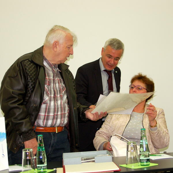 Bild vergrößern: Herr Landrat Rolf Keil und Herr Jean-Curt Röder bei der Präsentation zu den Schaukästen