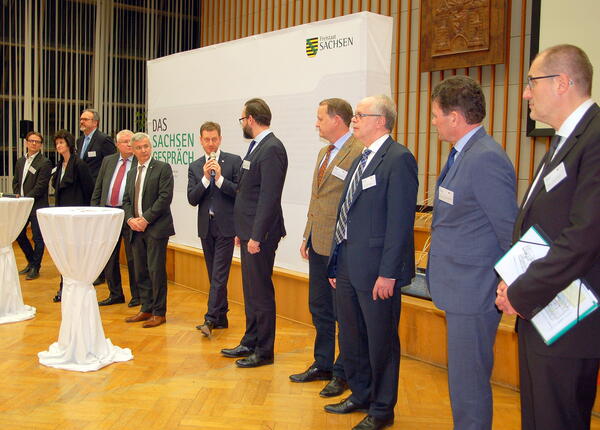 Bild vergrößern: Ministerpräsident Michael Kretschmer mit seinem Kabinett