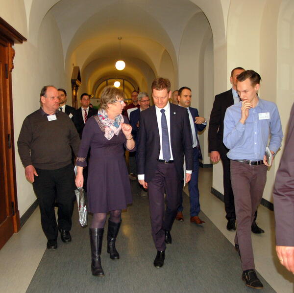 Bild vergrößern: Ministerpräsident Michael Kretschmer auf dem Weg zum Rathaussaal