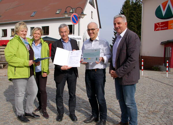 Bild vergrößern: Landrat Rolf Keil (Mitte) übergibt an den Waldpark-Geschäftsführer Joachim Otto zwei Fördermittelbescheide