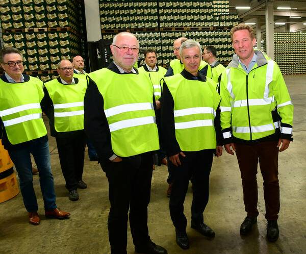 Bild vergr&ouml;&szlig;ern: Frieder Seidel, der Gesch&auml;ftsf&uuml;hrer der concepcion Seidel OHG in Muldenhammer (vordere Reihe 3.v.r.) wurde von Landrat Rolf Keil (2.v.r.) hier im Foto mit dem Gesch&auml;ftsf&uuml;hrer der Wernesgr&uuml;ner Brauerei Dr. Marc Kusche (r.) zum Vogtland-Botschafter ernannt.
