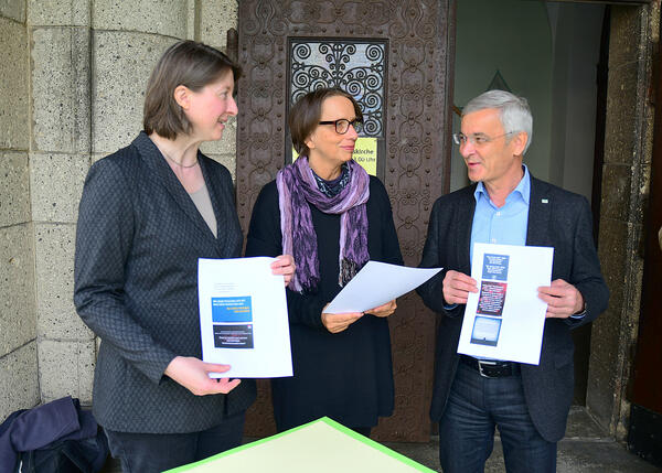 Bild vergrößern: Superintendentin Ulrike Weyer, Beatrice Rummel und Landrat Rolf Keil (v.l.) beim  Zusammenstellen von Plakaten. Foto: Landratsamt
