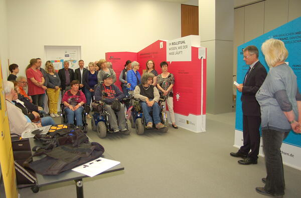 Bild vergrößern: Landkreis-Beigeordneter Dr. Uwe Drechsel und die Behindertenbeauftragte Dagmar Nauruhn, eröffneten die Ausstellung.