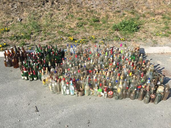 Bild vergrößern: Unmengen Flaschen aller Art, aufgesammelt entlang den Straßenrändern, im Wald und auf Wegen.