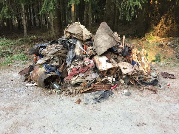 Bild vergrößern: Metallschrott, Müll und vieles mehr an illegal abgelegten Materialen.