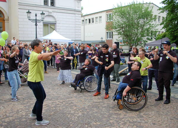 Bild vergrößern: Das Tanzstudio 1-2-Step sorgte mit einem Tanz mit behinderten und nichtbehinderten Teilnehmern für tolle Stimmung.