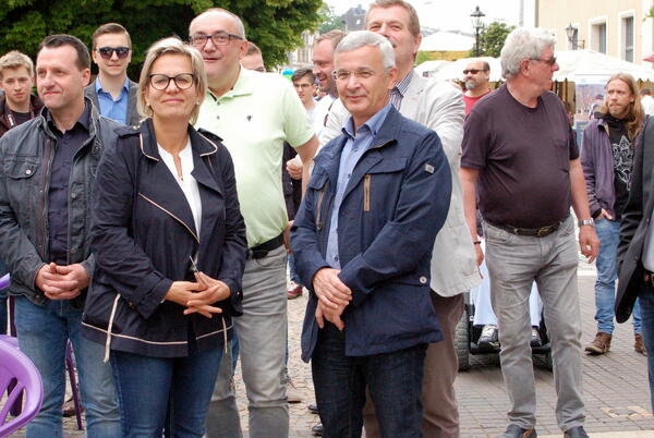 Bild vergrößern: Sachsens Sozialministerin  Barbara Klepsch (l.),  Landrat Rolf Keil (r.) und weitere Persönlichkeiten besuchten das Fest