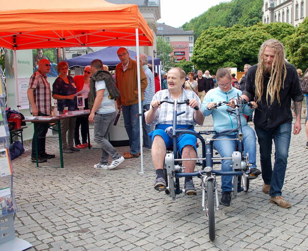Bild vergrößern: Ein Fest für Behinderte und Nichtbehinderte Menschen.