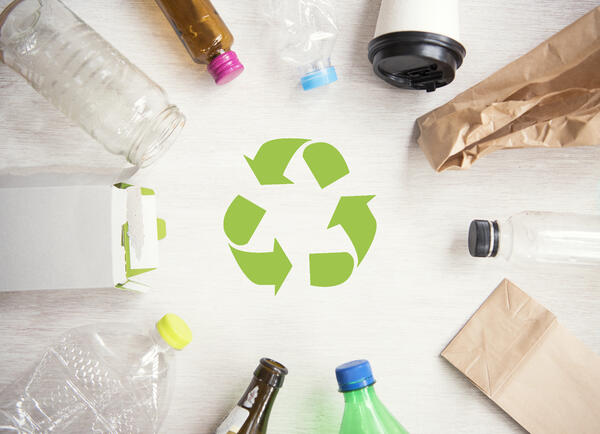 Bild vergrößern: Recyclingsymbol mit Plastik, Papier, Glas