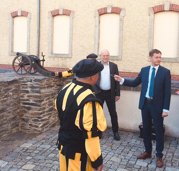 Bild vergrößern: Ministerpräsident Michael Kretschmer gibt  den Startschuss für die Sanierung des Bergfrieds von Schloss Voigtsberg.