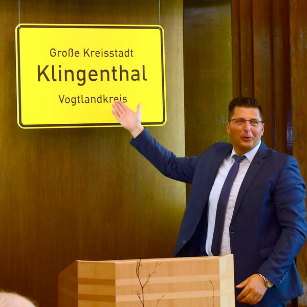 Bild vergrößern: Oberbürgermeister Thomas Hennig enthüllte das neue Ortseingangsschild mit der Aufschrift: »Große Kreisstadt Klingenthal Vogtlandkreis«.