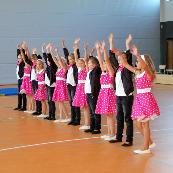Bild vergrößern: Umrahmt wurde die Einweihungsfeierlichkeit von den »Body -Shakers«, eine Tanzgruppe der Grundschule.