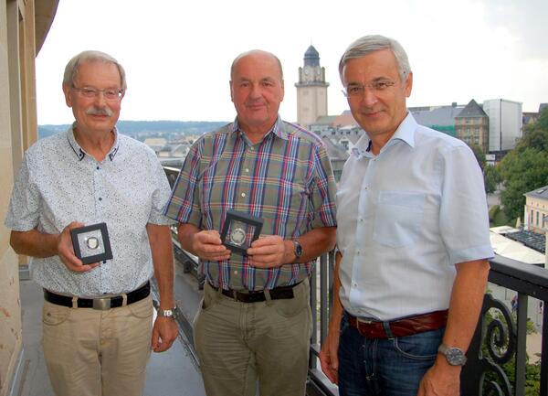 Bild vergrößern: Bernd Roßberg (links)  und Johannes Graupner (Mitte) konnten an der letzten Sitzung des Kreistages im Juni nicht teilnehmen. Nun erhielten sie die Auszeichnung von Landrat Rolf Keil (rechts) nachträglich.