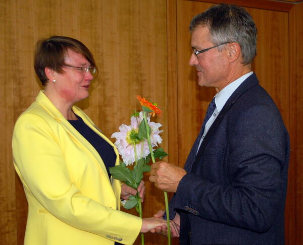 Bild vergrößern: Silke Schwabe, Koordinatorin des Pflegenetzwerks Vogtland wird vom  Beigeordneten Dr. Uwe Drechsel verabschiedet.