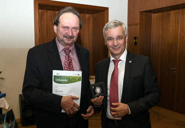 Bild vergrößern: Landrat Rolf Keil (rechts) verabschiedet Pausas Bürgermeister Jonny Ansorge in den Ruhestand