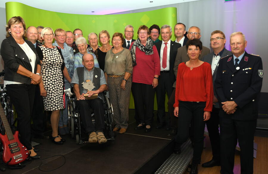 Bild vergrößern: Landrat Rolf Keil (6. von rechts) ehrte auf der Ehrenamtsgala 2019 18 Frauen und Männer für Engagement und Meschlichkeit.