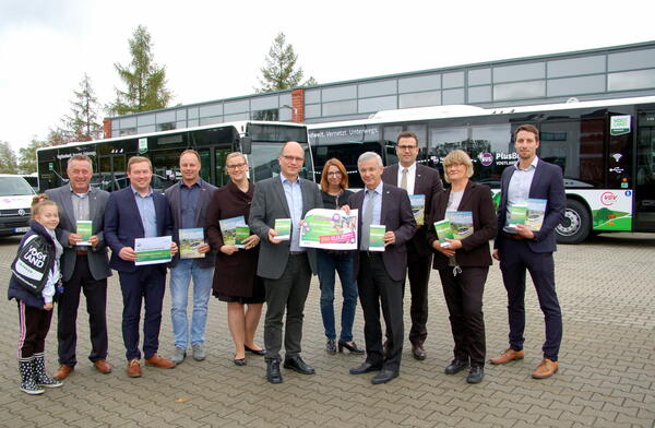 Bild vergrößern: Rolf Keil (4. von rechts) und Thomas Schwui (6. von rechts) laden zur kostenlosen Fahrt mit Bus, Bahn und Tram zum Start des »Vogtlandnetzes 2019+« ein.