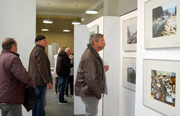 Bild vergrößern: Viele Besucher nutzten bereits die Möglichkleit eines Besuches der Ausstellung "30 Jahre Mauerfall".