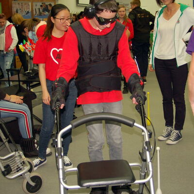 Bild vergrößern: Sie konnten die Besucher beispielsweise einen Rollstuhlparcours absolvieren.