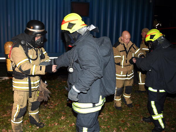 Bild vergrößern: Heißausbildung bei der Feuerwehr. Einsatzkräfte bei der Vorbereitung.