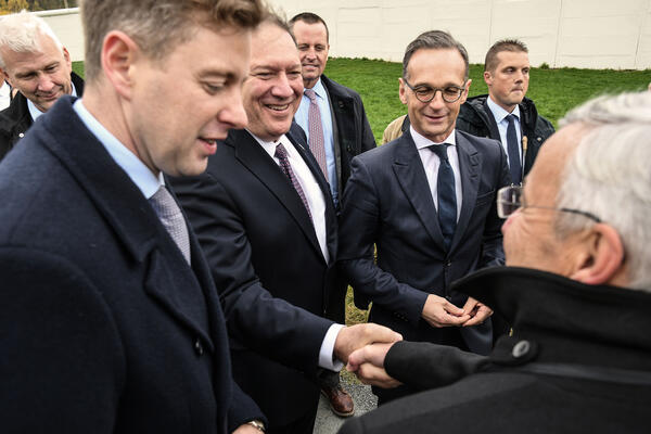 Bild vergrößern: US-Außenminister Mike Pompeo begrüßt Landrat Rolf Keil.  Fotos: Karsten Kramer