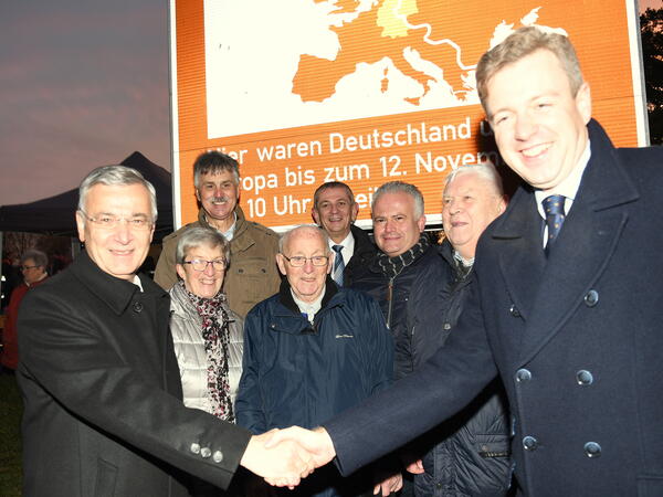 Bild vergrößern: Landrat Rolf Keil (links) und sein Hofer Amtskollege Oliver Bär (rechts) reichten sich im Beisein vieler Zeitzeugen von einst die Hand.