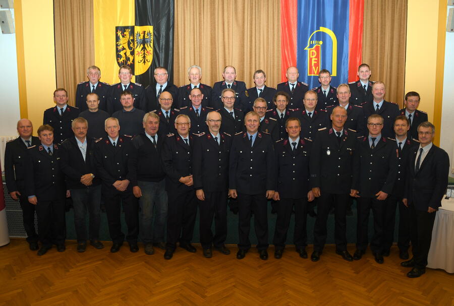 Bild vergrößern: 47 Kameraden erhielten das Feuerwehr-Ehrenabzeichens am Band in Silber für 25 Jahre aktiven Dienst. Die Ehrung nahm der Landkreis-Beigeordnete Dr. Uwe Drechsel (rechts)  vor.