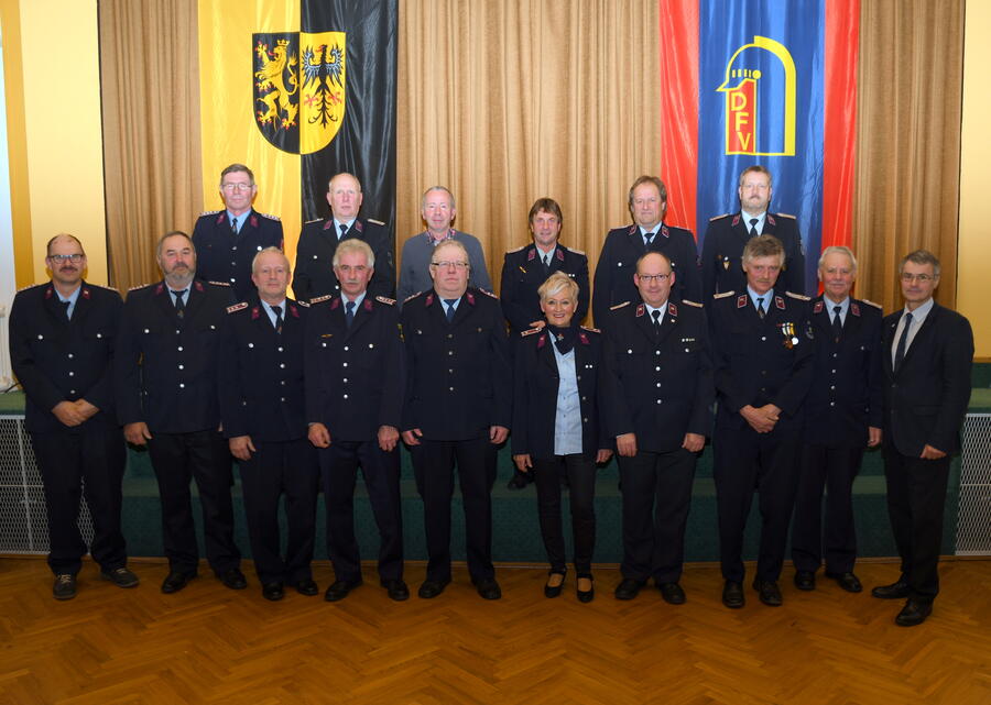 Bild vergrößern: Zwei Kameradinnen und 19 Kameraden erhielten das Feuerwehr-Ehrenabzeichens am Band in Gold für 40 Jahre aktiven Dienst. Die Ehrung nahm der Landkreis-Beigeordnete Dr. Uwe Drechsel (rechts)  vor.