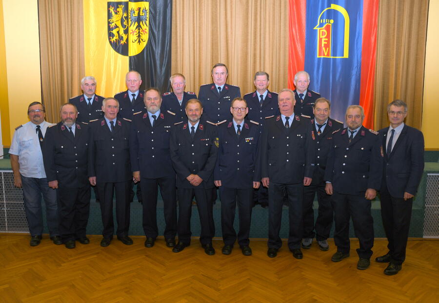 Bild vergrößern: Eine Kameradin und 19 Kameraden erhielten das Feuerwehr-Ehrenabzeichens am Band in Gold plus für 50 Jahre aktiven Dienst. Die Ehrung nahm der Landkreis-Beigeordnete Dr. Uwe Drechsel (rechts)  vor.