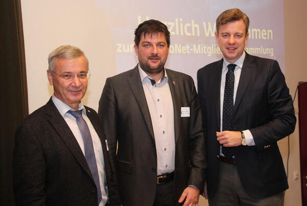 Bild vergrößern: Martin Hurajcik (Mitte) erhält Glückwünsche von Rolf Keil (links) und Dr. Oliver Bär zur Wahl als stellvertretender EgroNet-Vorsitzender. Foto: Brand-Aktuell