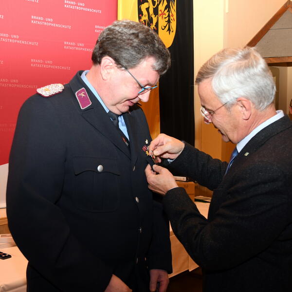 Bild vergrößern: Landrat Rolf Keil (rechts) würdigte den Kameraden Michael Mittag mit dem Feuerwehr- Ehrenzeichen als Steckkreuz in Silber.