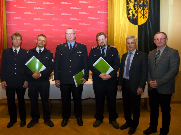 Bild vergrößern: Landrat Rolf Keil (2 von rechts) Sachgebietsleiter  Brand- und Katastrophenschutz Ingo Glaß (rechts) und Kreisbrandmeister Gerd Pürzel (links) ehrten die Einsatzeinheiten.