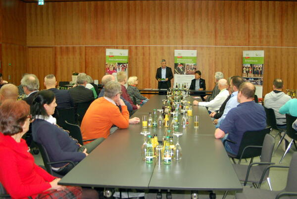 Bild vergrößern: Landrat Rolf Keil (stehend) und der Präsident des Kreissoprtbundes Steffen  Fugmann (sitzend) ehrten 30 Sportfunktionäre und Übungsleiter.