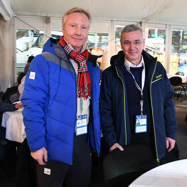 Bild vergrößern: Landrat Rolf Keil (rechts) verabschiedet den FIS-Renndirektor Walter Hofer (links).