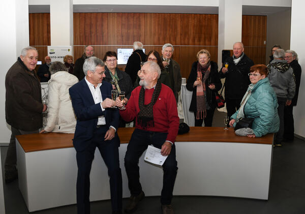 Bild vergrößern: Landrat Rolf Keil und Wilhelm Mühsam erhoben gemeinsam mit den Gästen das Glas auf die gelungene Ausstellung.