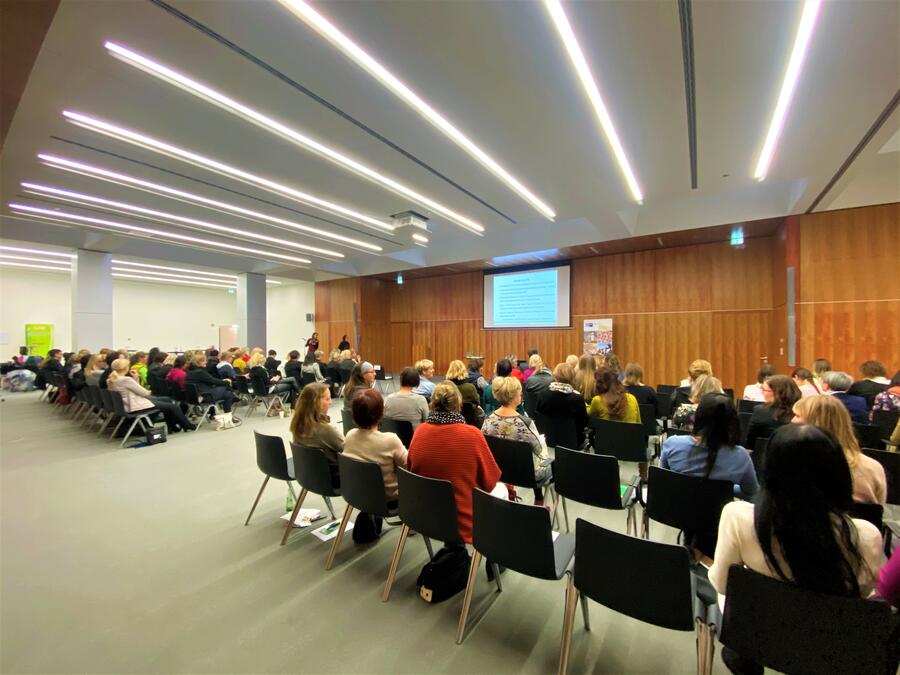 Bild vergrößern: Auf diesem Bild ist das weibliche Publikum zum 3. Netzwerktreffen "Frauen Welten" im Kreistagssaal des Landratsamtes Vogtlandkreis abgebildet.