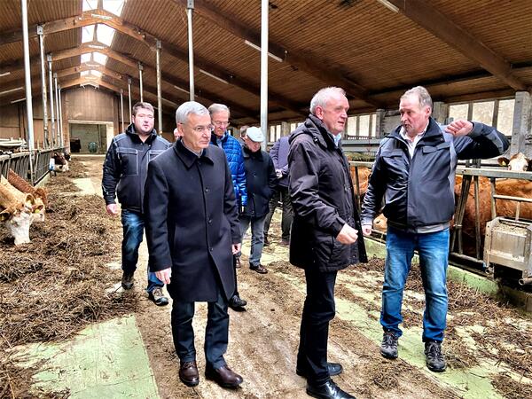 Bild vergrößern: Landrat Rolf Keil und Dr. Peter Jahr besichtigen gemeinsam mit den Geschäftsführern Jan und Tino Wunderlich, den Stall der Agrargenossenschaft Oberes Vogtland eG in Adorf.
