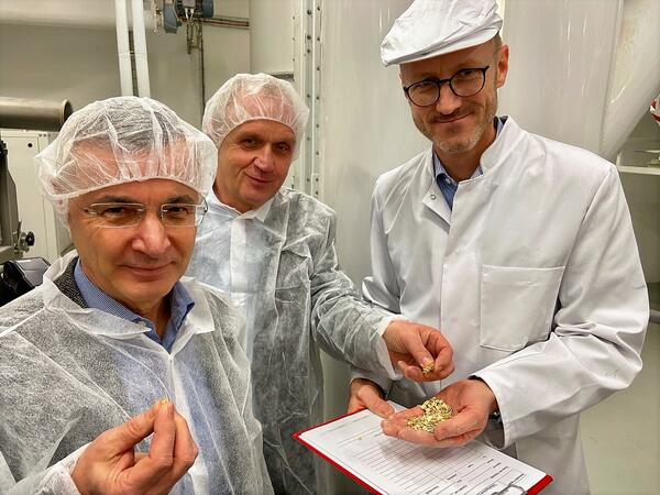 Bild vergrößern: Auf dem Bild sehen Sie Landrat Rolf Keil, den Europaabgeordneten Dr. Peter Jahr und Christopher Rubin, den Geschäftsführer der Rubin-Mühle in Oberlosa. Die drei zeigen die frisch produzierten Haferflocken.