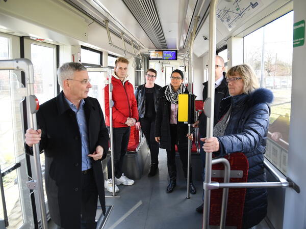 Bild vergrößern: Landrat Rolf Keil lud in der neugestalteten Straßenbahn zum Pressegespräch.