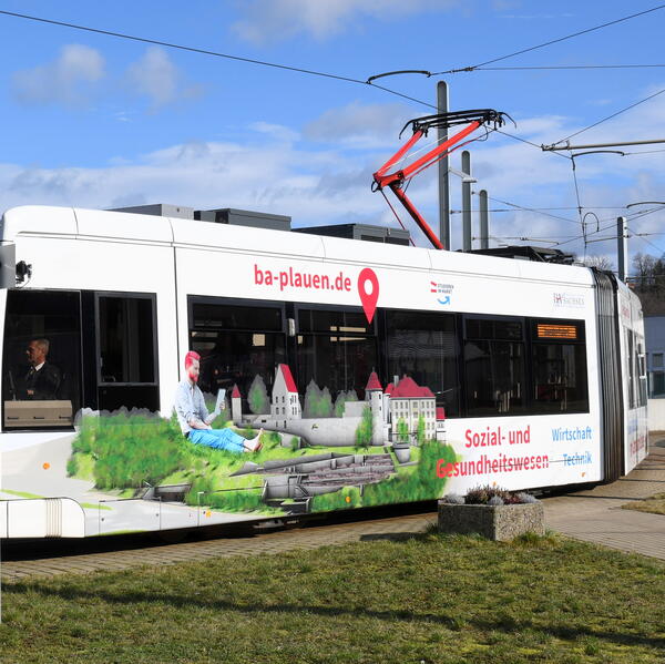 Bild vergrößern: Die neue Straßenbahn  mit Werbung für die Berufsakademie Plauen.