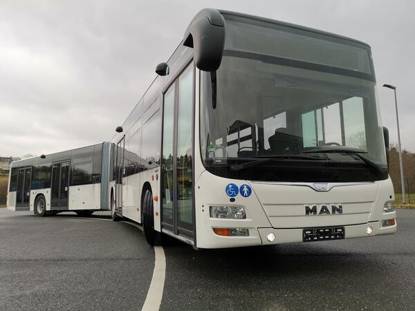 Bild vergrößern: Der 18 Meter lange, weiße, gebrauchte Gelenkbus steht bereits am Leuchtsmühlenweg bei MAN in Plauen.