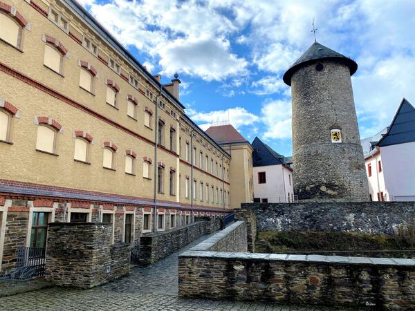 Bild vergrößern: Die Außenansicht des historischen Archivs auf Schloss Voigtsberg in Oelsnitz.