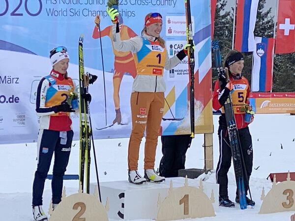 Bild vergrößern: Jenny Nowak holte die Goldmedaille im Einzelwettbewerb der  Nordischen Kombinationbei den Juniorenweltmeisterschaften 2020.