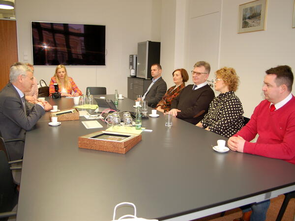Bild vergrößern: Gespräch mit der polnischen Delegation  bei Landrat Rolf Keil.