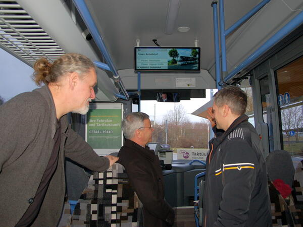 Bild vergrößern: ÖPNV Geschäftsführer Michael Barth (rechts) zeigt Landrat Rolf Keil und Mario Goldstein das neue Fahrgastinformationssystem.